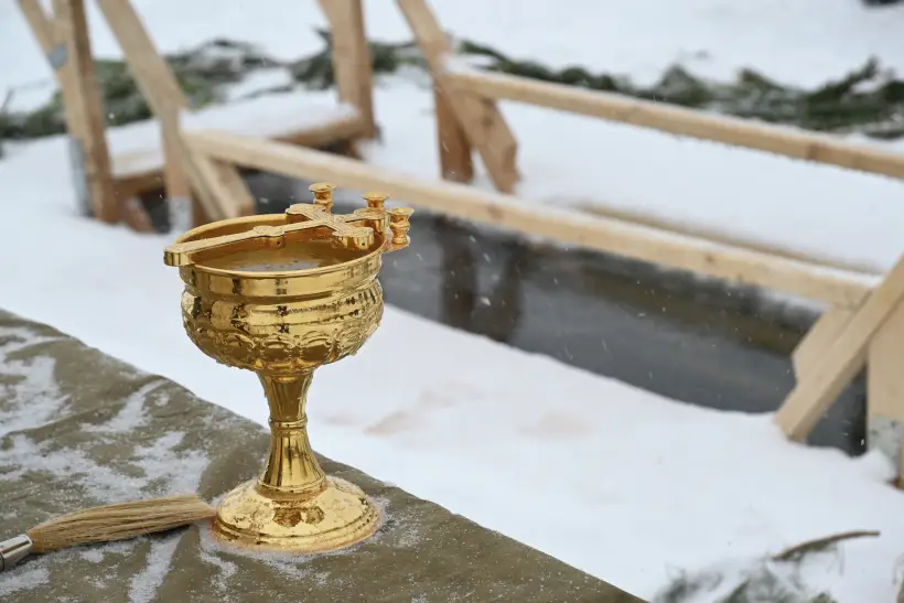 Крещенская вода освящена дважды: в сочельник и в сам праздник. Фото