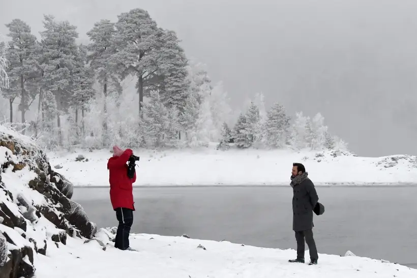 Берег реки или озера — отличное место для зимней фотосессии. Фото