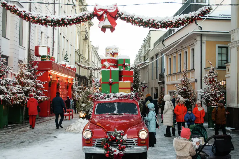 Число турпоездок по России выросло на 10% в новогодние праздники. Фото. Новогодние украшения в Столешниковом переулке в Москве. © РИА Новости. Кристина Абакумова-Иоффе