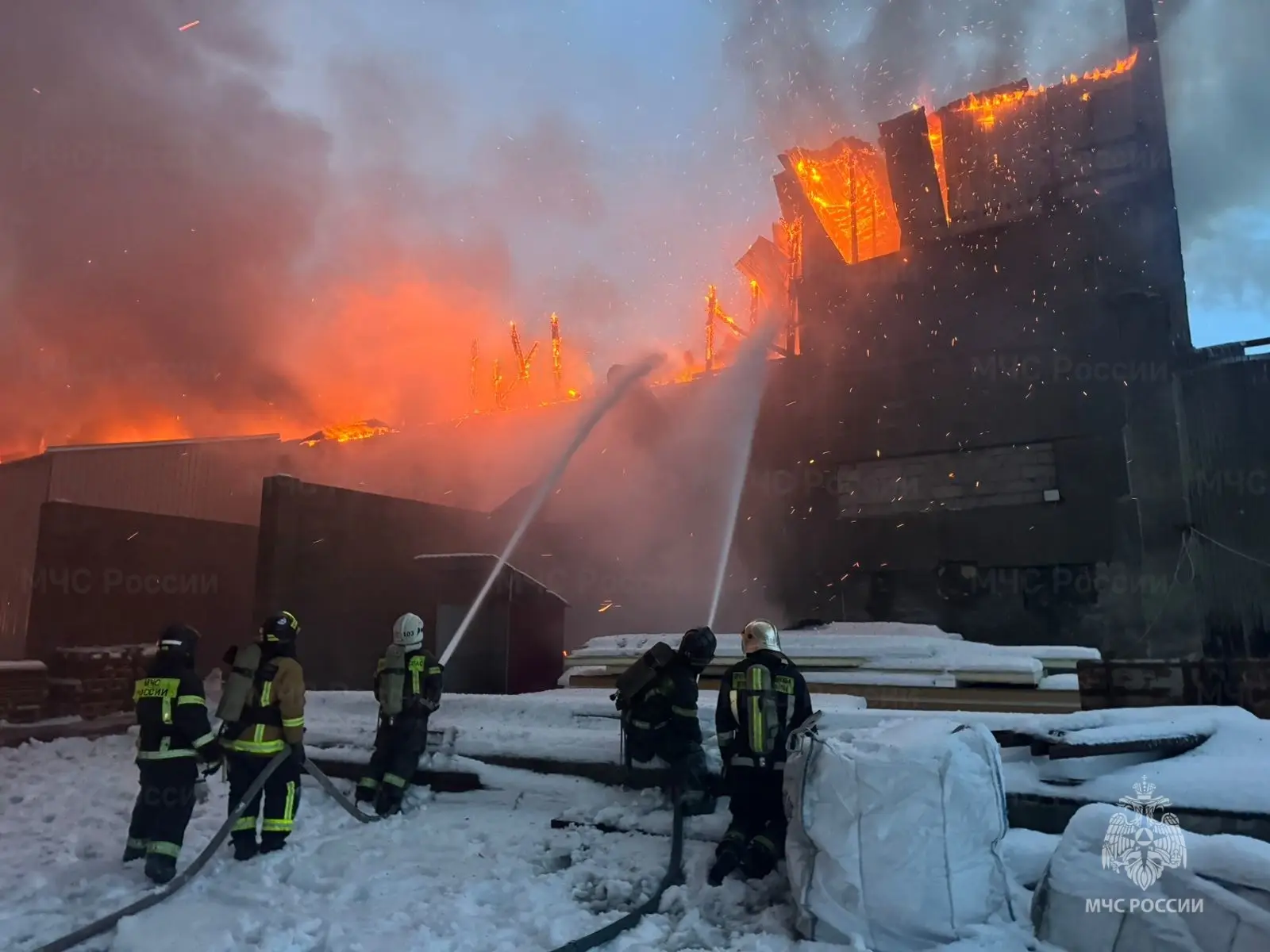 Пожар на производстве ацетона в Гатчине полностью потушен - МЧС