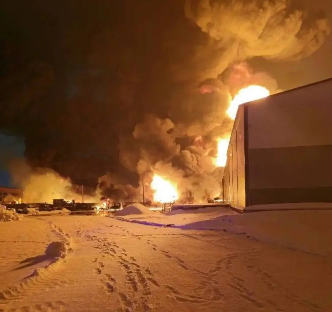 Пожар на производстве ацетона тушат в Гатчине. Фото. © Комитет правопорядка и безопасности Ленинградской области