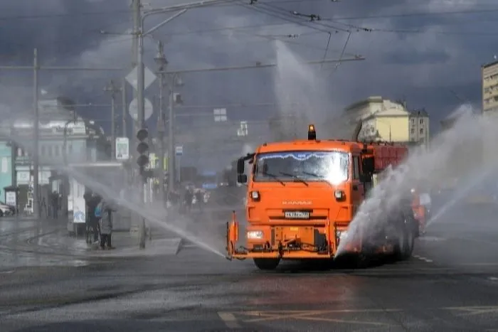 Все дороги и тротуары в Москве продезинфицировали трижды