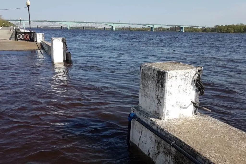 Вода ушла с набережной Волги в Рыбинске