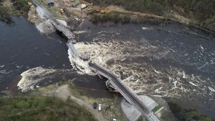 Вода в реке, которая разрушила мост в Заполярье, продолжает подниматься