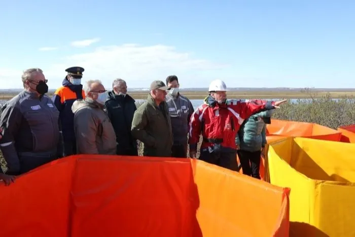 Собранное в зоне ЧС в Норильске топливо законсервируют и вывезут зимой