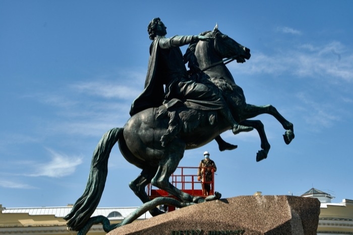 Кто построил памятник петру 1. Памятник Петру 1 в Санкт-Петербурге на Сенатской площади. Памятник Петру первому на Сенатской площади. Памятнике Петру i на Сенатской площади в Петербурге. Медный всадник памятник Петру 1.