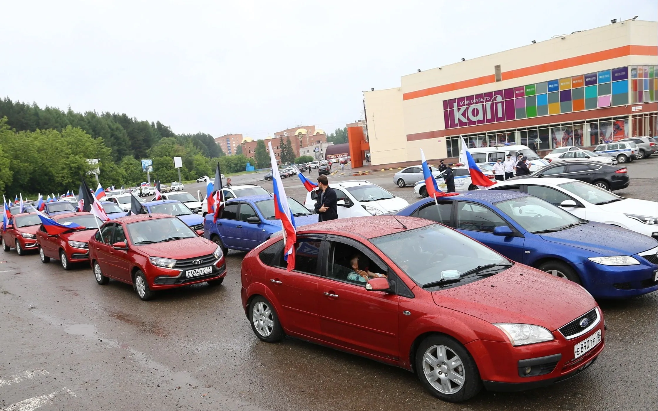 Стометровая автоколонна цветов российского флага проехала по Ижевску в День России