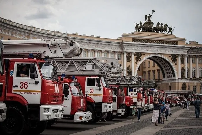 Более 800 пожарных ежедневно заступают на службу в Петербурге