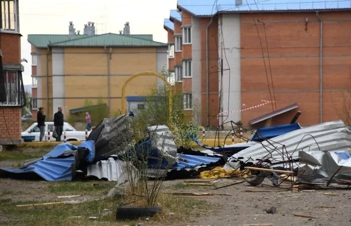 Ураган разрушил балконы и кровли домов в Хакасии