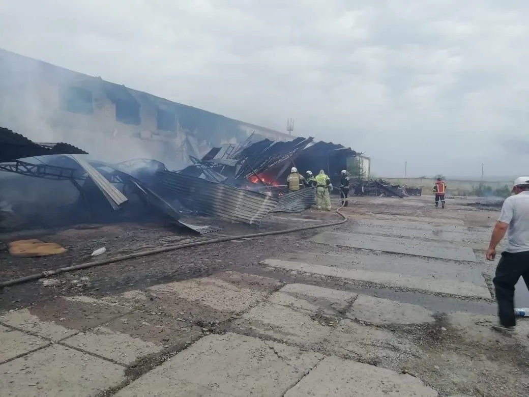 Склады горят на заводе по розливу минеральной воды на Ставрополье