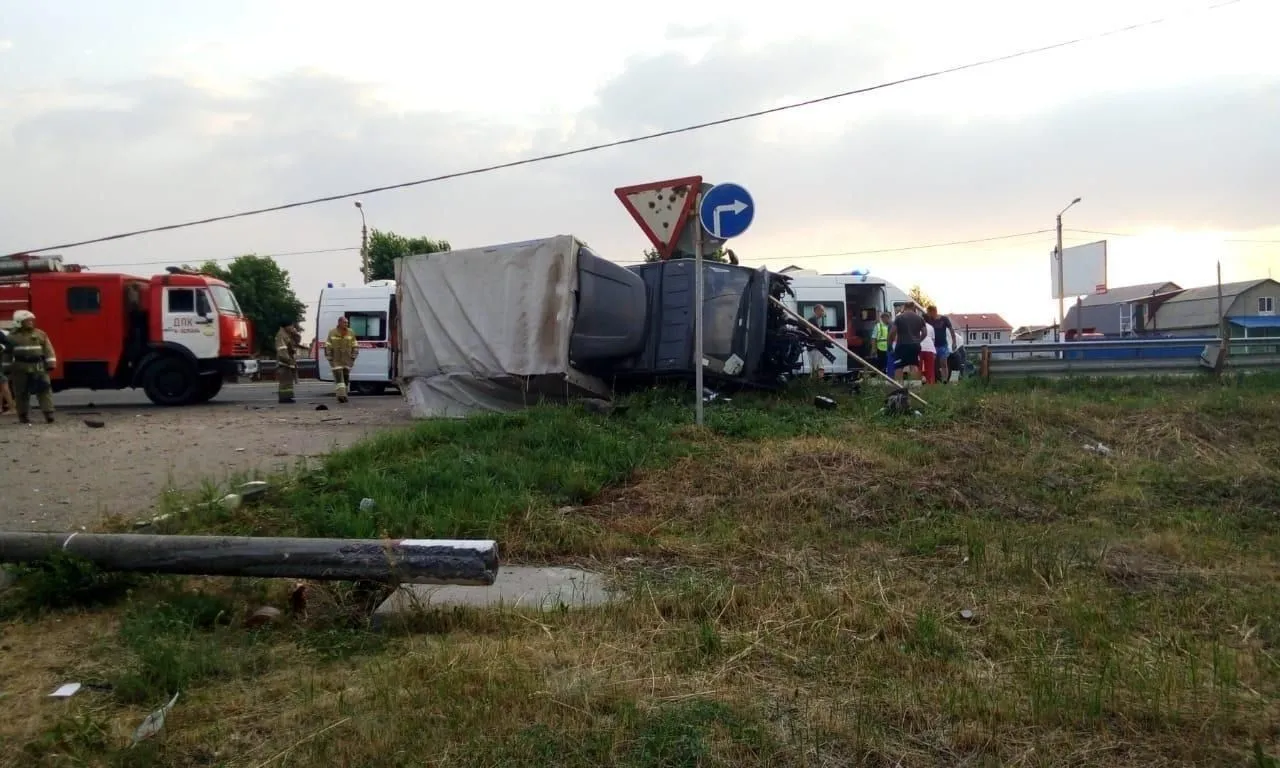 Пять человек пострадали в ДТП с грузовой "Газелью" в Воронежской области