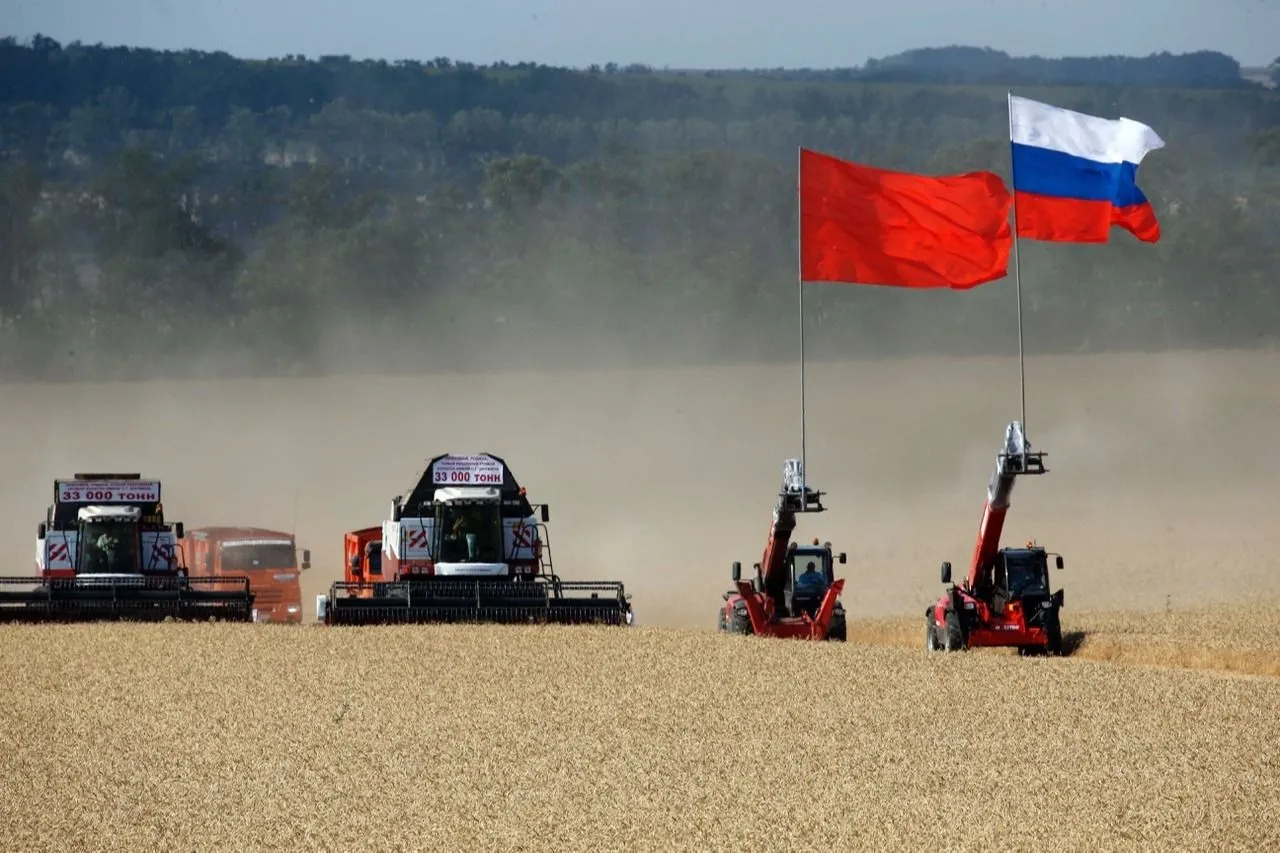 Парад комбайнов, носящих имена фронтовиков, прошел в Ростовской области