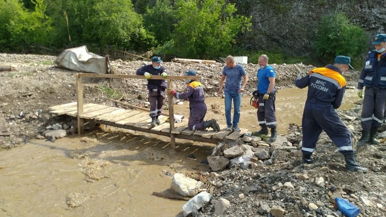 Два временных пешеходных моста построили в пострадавших от паводка Нижних Сергах