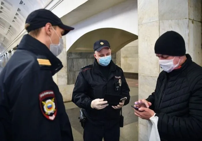 Водители, кондукторы и сотрудники метрополитена должны следить за "масочным режимом"