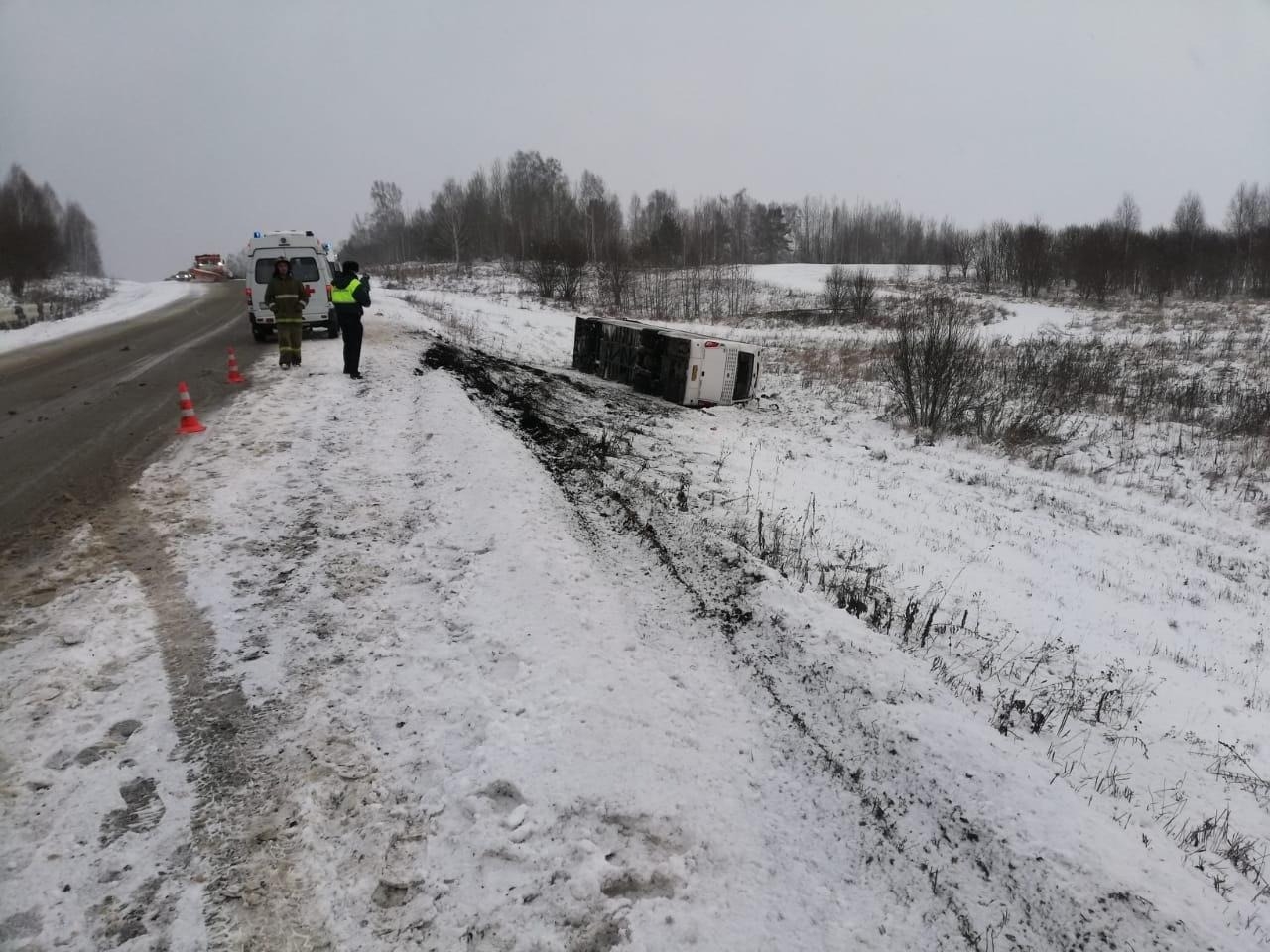 Автобус перевернулся на трассе в Кузбассе, пострадали пятеро пассажиров