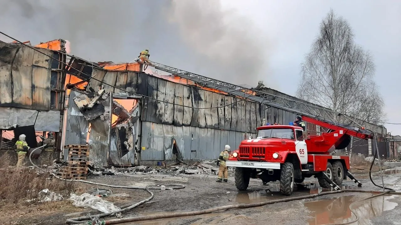 Частично обрушилась кровля горящего в свердловском Первоуральске ангара - МЧС