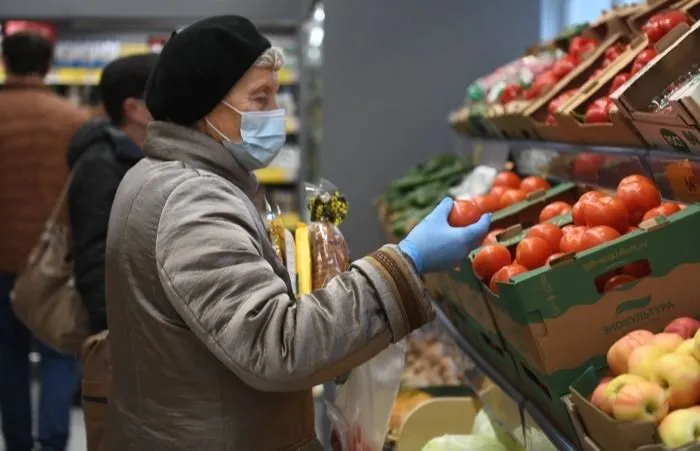 Новых ограничительных мер по коронавирусу пока не требуется, считают в Роспотребнадзоре