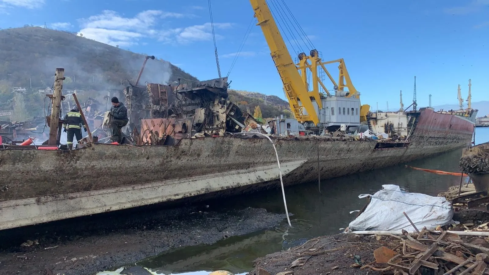 Пожар на старом корабле в Севастополе потушен