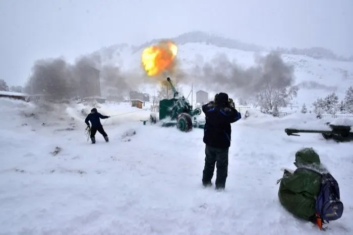 Принудительный спуск снежных лавин проведут на подъездной дороге к курорту Домбай