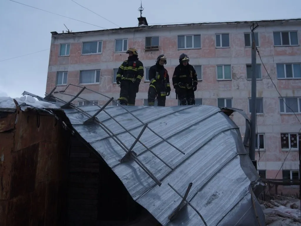 Ураган в Магадане повредил кровлю около 50 домов, повалил опоры освещения и светофоры