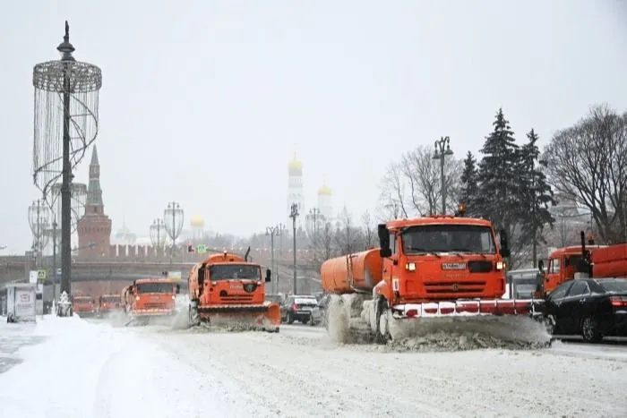 Москва в снежном плену, сугробы перевалили за полметра