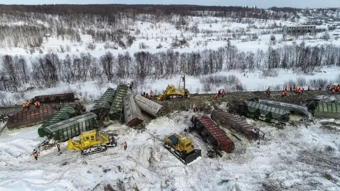 Сошедшие с рельсов вагоны в Приамурье повредили электроопору и соседний путь