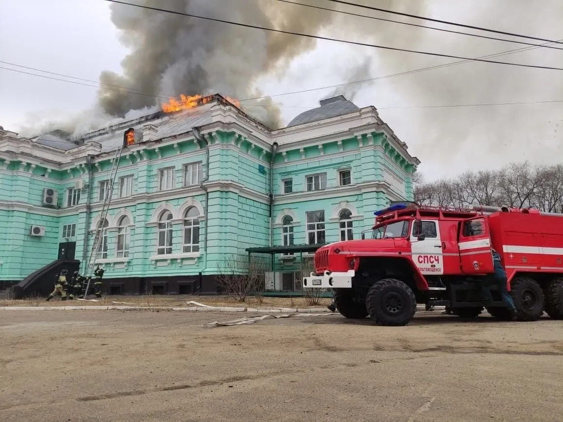 Кардиоцентр горит в столице Приамурья, пациентов и персонал эвакуируют - МЧС