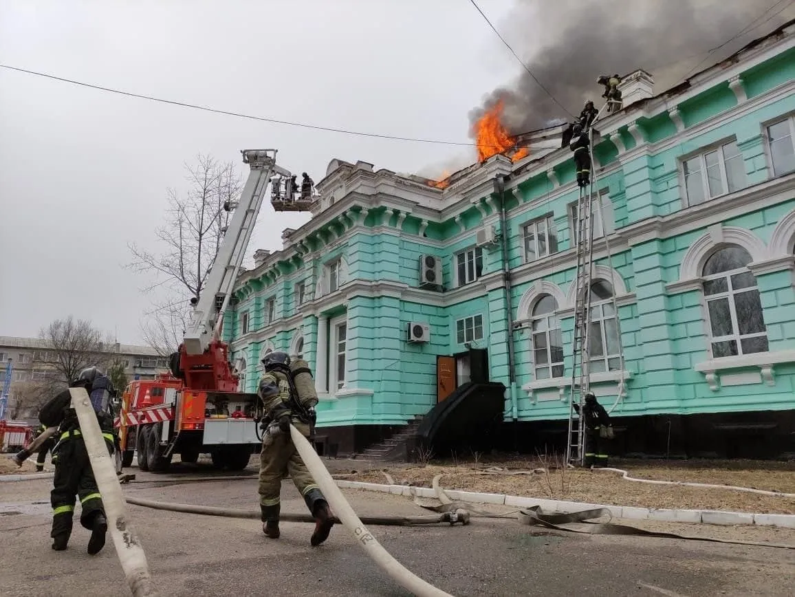 Дорогостоящую технику эвакуируют из горящего кардиоцентра в Приамурье