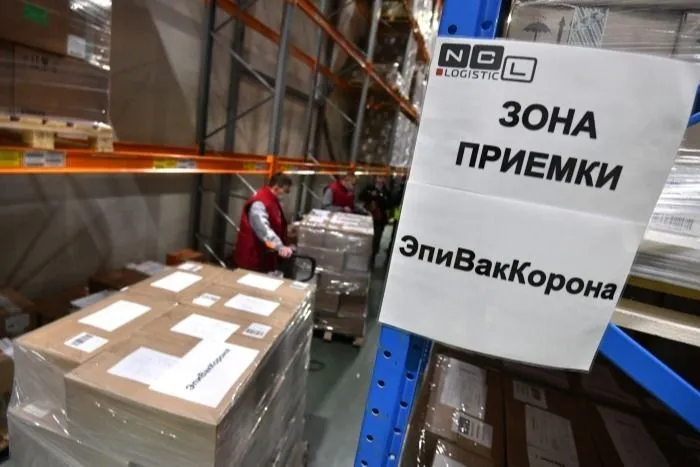 Первые 230 тыс. комплектов вакцины "ЭпиВакКорона" направлены в регионы страны