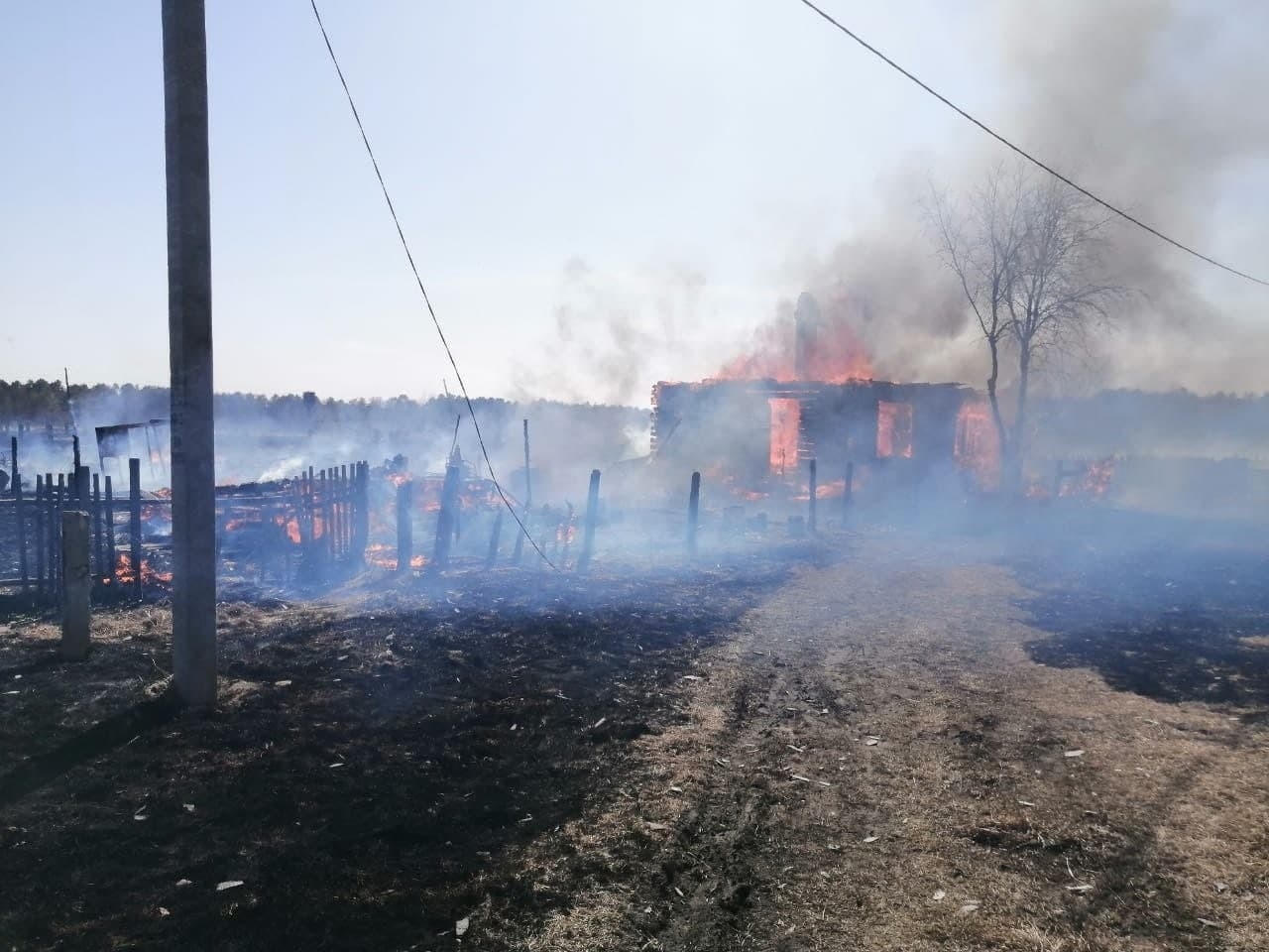 Жилые дома горят в одном из сел Приамурья