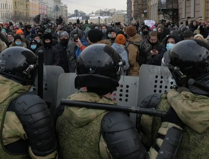 Детский омбудсмен: несовершеннолетних нет среди задержанных на акции протеста в Петербурге