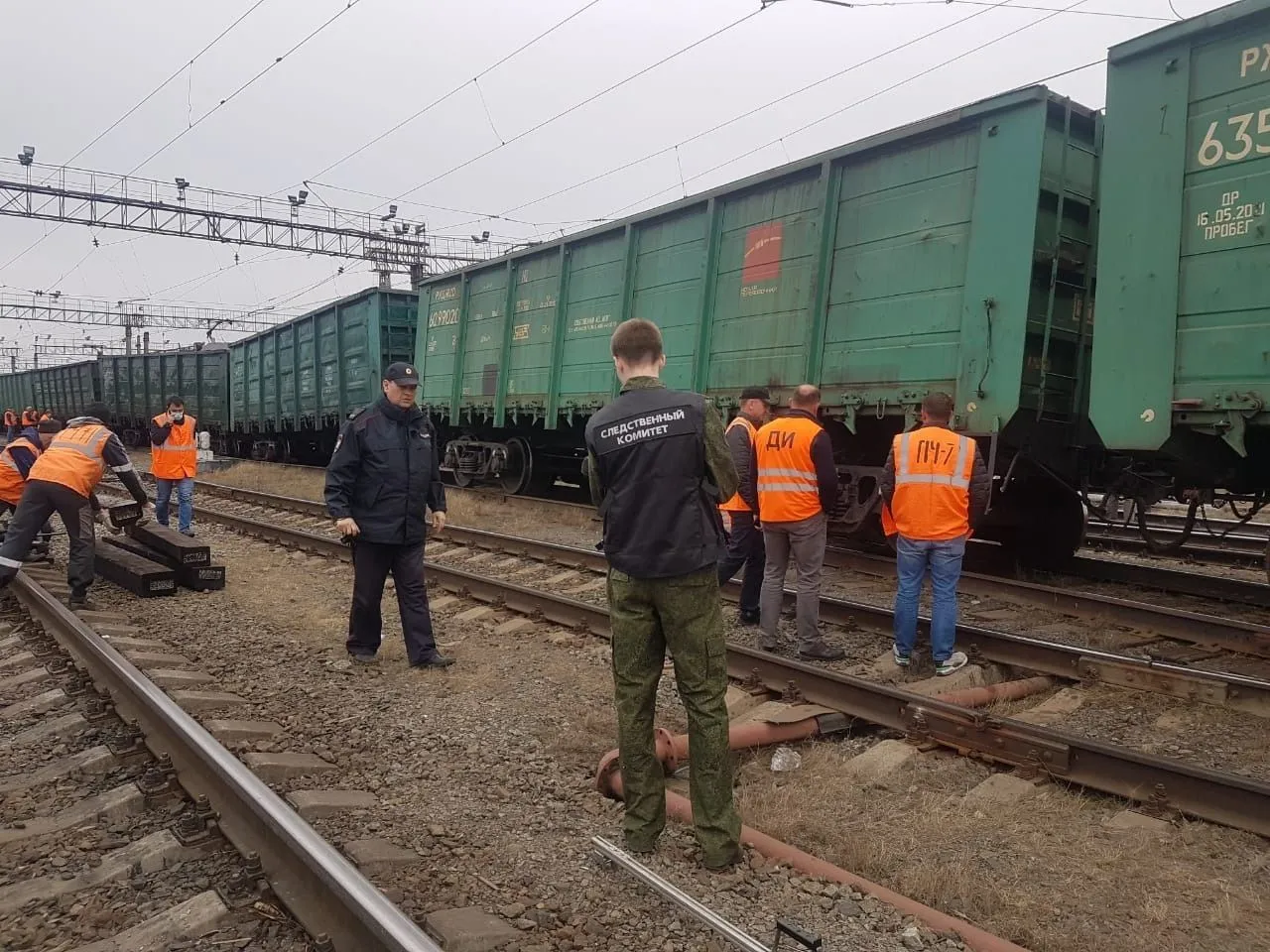 Семь вагонов с рудой сошли с рельсов в Челябинской области