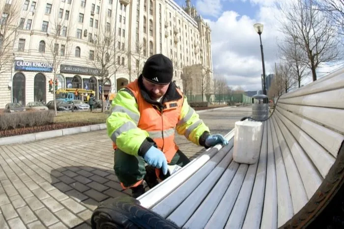 В Петербурге за месяц убрали 80 млн кв м дворовых территорий