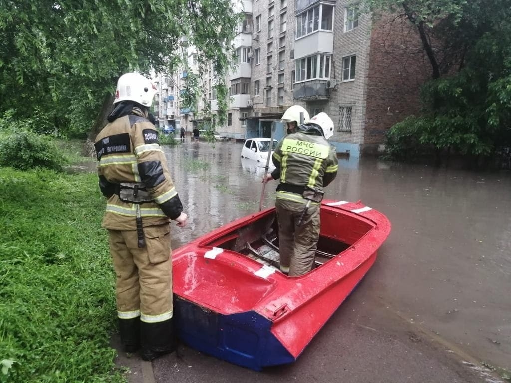 Подъезд многоэтажки затопило в Ростове-на-Дону из-за ливней