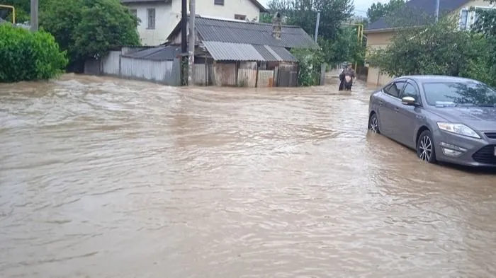 Вода ушла из большинства домов подтопленного поселка на юго-западе Крыма