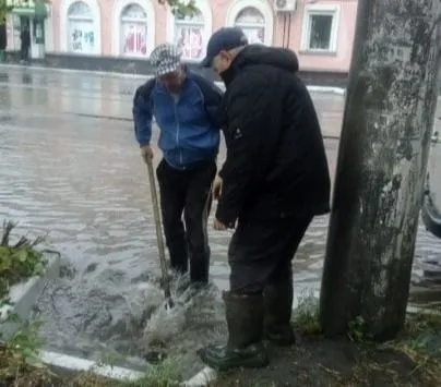 Последствия сильного ливня устраняют в оренбургском Орске