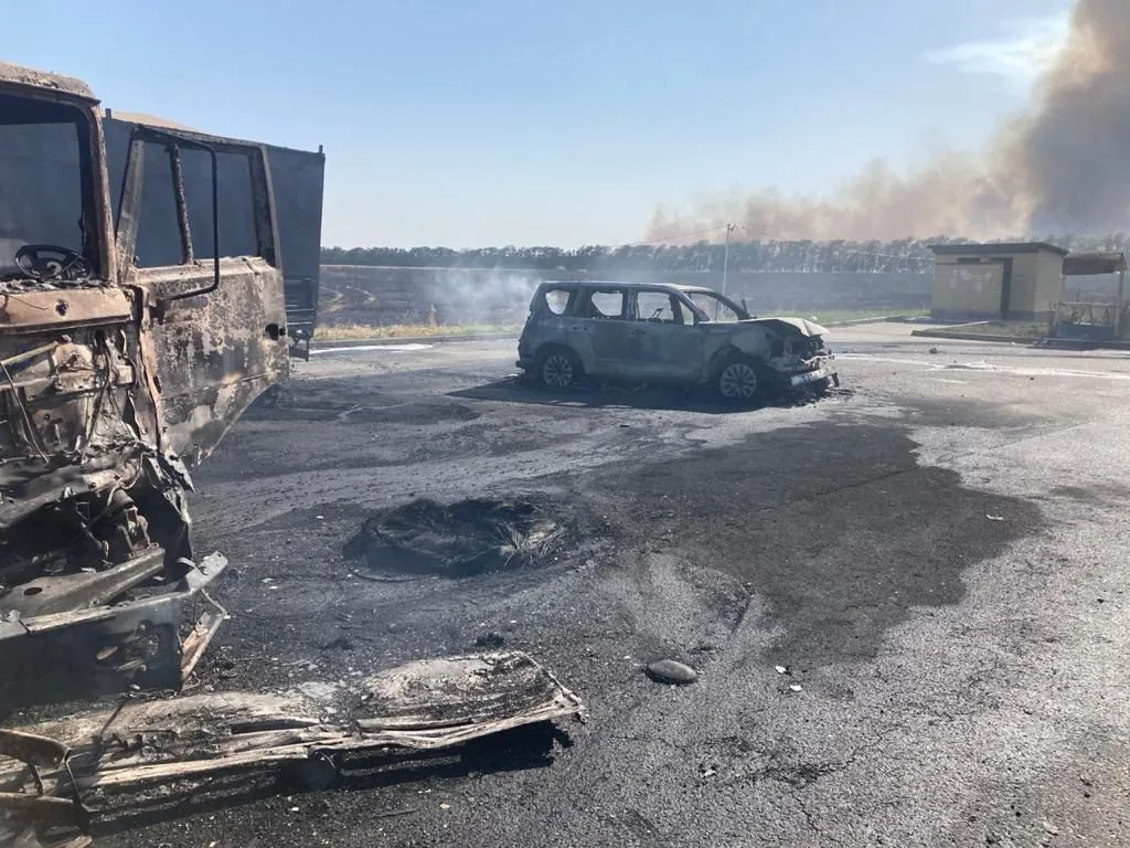 Грузовик и легковушка загорелись на ставропольской дороге, огонь перешел на поле