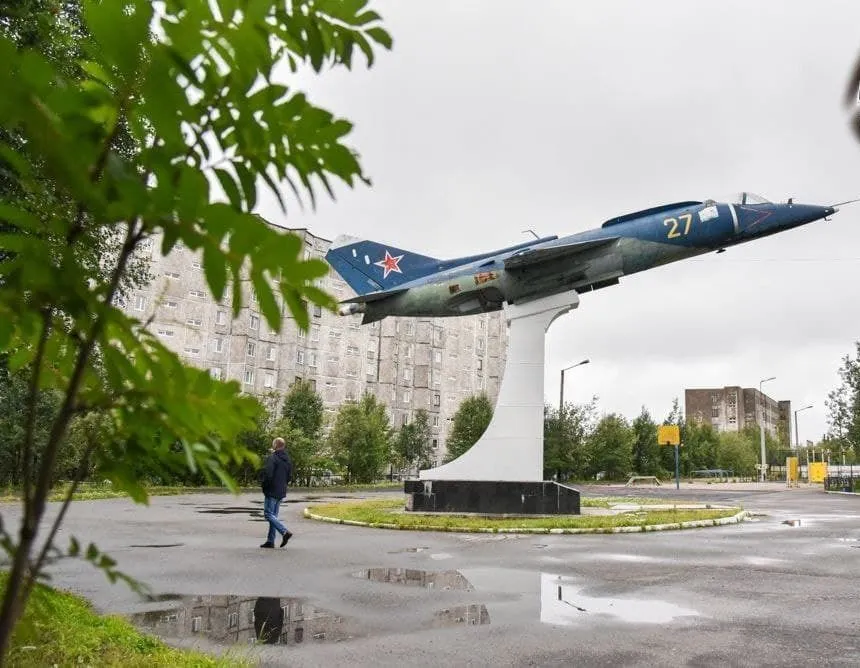 Памятный знак летчикам морской авиации при мурманской школе им. Апакидзе отреставрируют