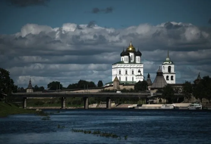 Временный мост построят через реку Великую в Пскове