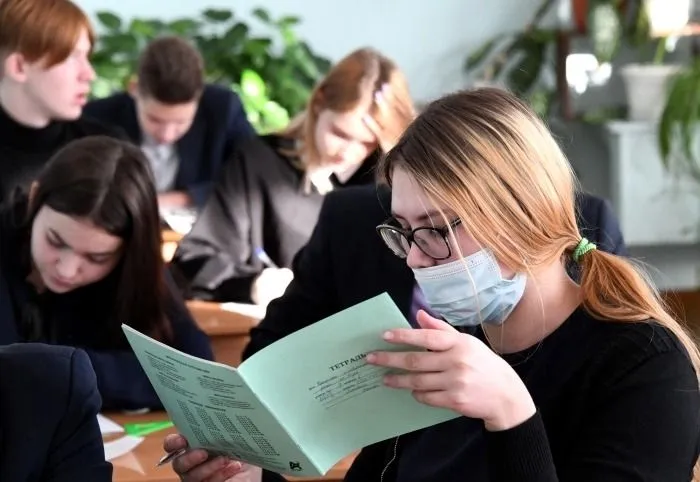 Школьники начали получать сертификаты дополнительного образования в Приморье