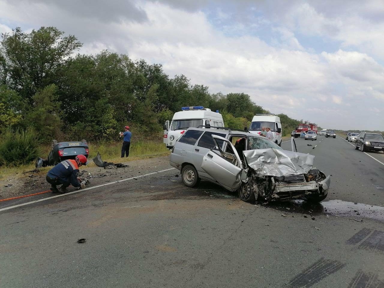 Два автомобиля столкнулись под Саратовом, три человека погибли