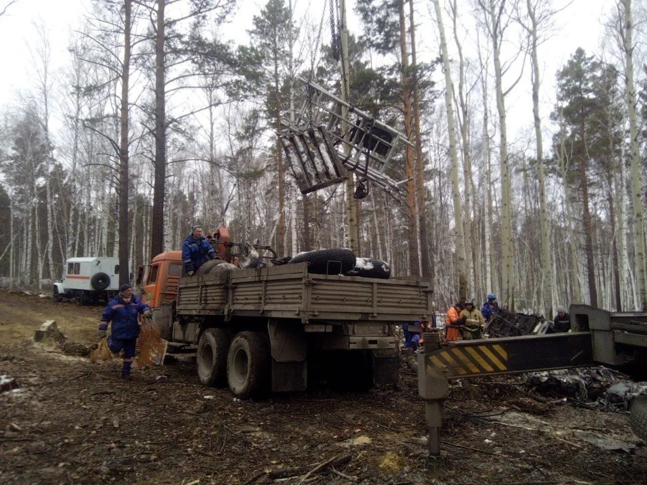 Обломки упавшего под Иркутском Ан-12 вывозят с места авиакатастрофы