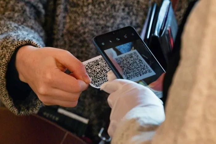 Коммунисты и эсеры в МГД считают QR-коды "сегрегацией", ЕР ориентируется на позицию мэрии