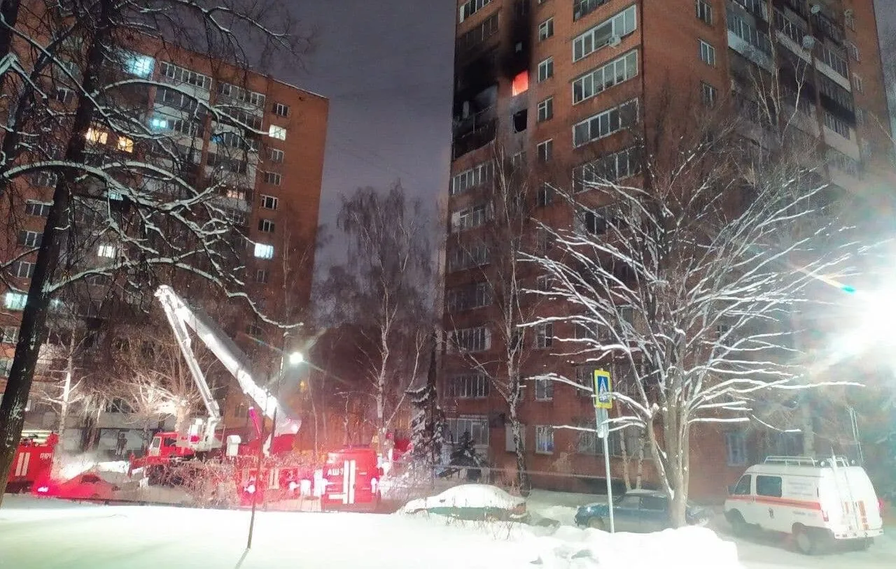 Два человека погибли при пожаре в многоэтажном доме в центре Ижевска - СКР по региону