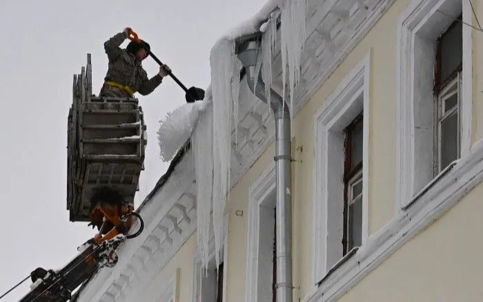 На борьбу с сосульками в Москве брошены почти 3 тыс. бригад и 300 автовышек