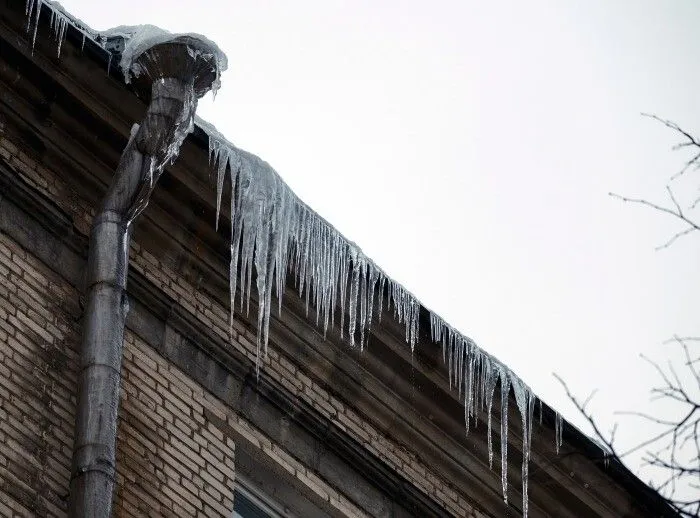 Новгородские власти получили более 2,5 тыс. жалоб на уборку дворов и крыш