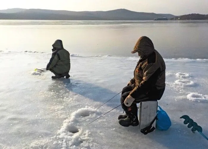 Льдина с 250 рыбаками оторвалась от берега на юге Сахалина, 70 человек уже сняли