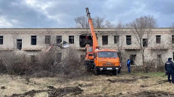 Перекрытие неработающего детсада обрушилось на Ставрополье, под завалами находится ребенок - МЧС