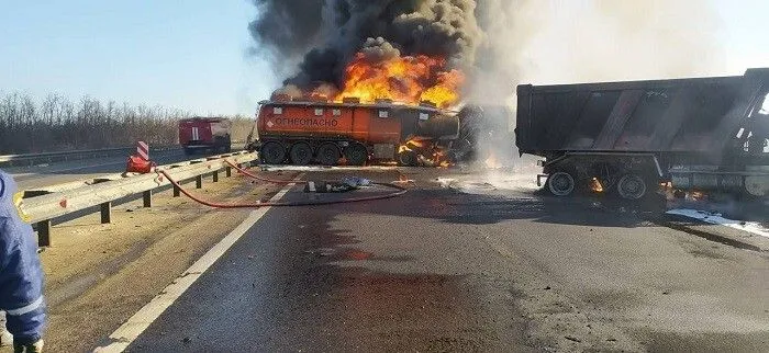 Два грузовика и бензовоз столкнулись на трассе в Ростовской области, перекрыв движение в одну из сторон