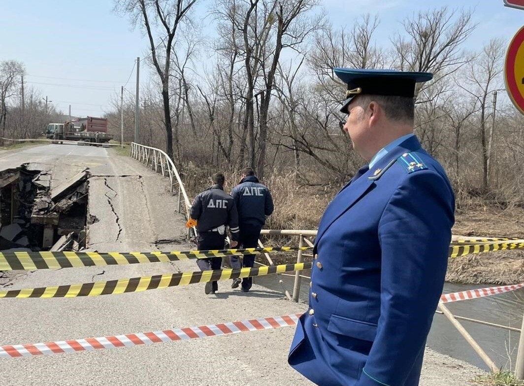 Мост в приморском Спасске рухнул из-за тяжелого грузовика - прокуратура -  Дальний Восток || Интерфакс Россия